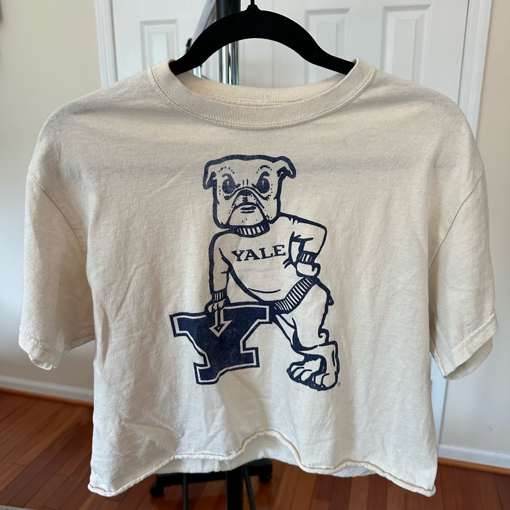 Yale mascot graphic tee